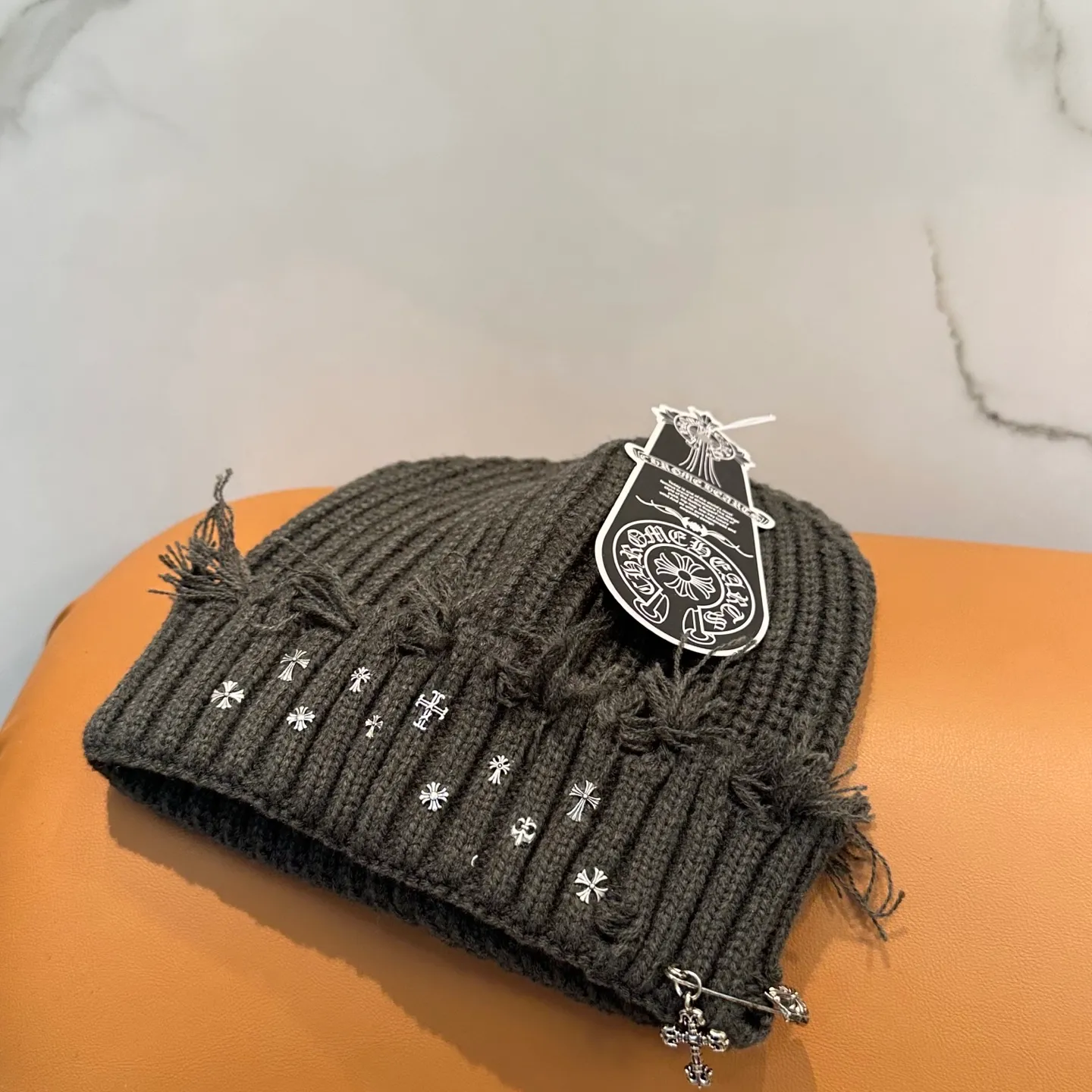 P70 🤍Chrome hearts new autumn and winter cross knitted hat🧶 One of the must-have hats in autumn and winter~ It really looks good on whoever wears it~, it is also a perfect match in black and white and gray in autumn~